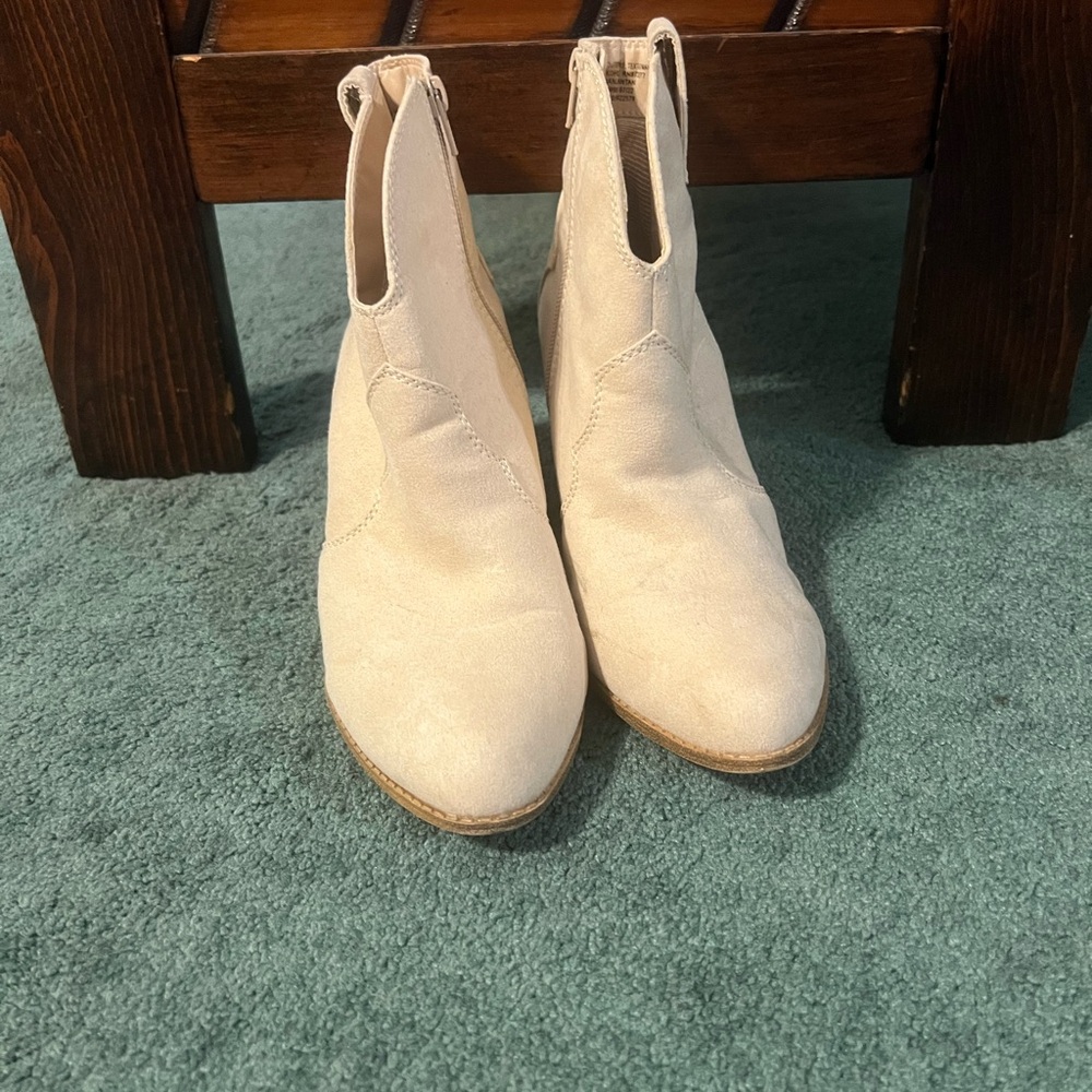 Kohl's Cream Heeled Boots - Picture 4 of 5
